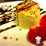 Dessert con petali di rosa